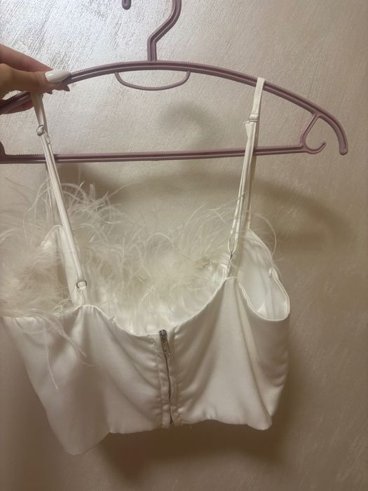 Сатенен бял топ с пера