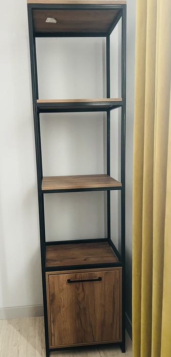 Мебель для подставки цветов и шкаф полка есть внизу