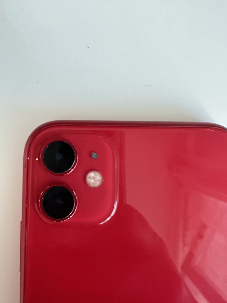 iPhone 11-червен на цвят
