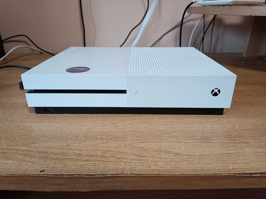 XBOX ONE S 1 TB cu o manetă