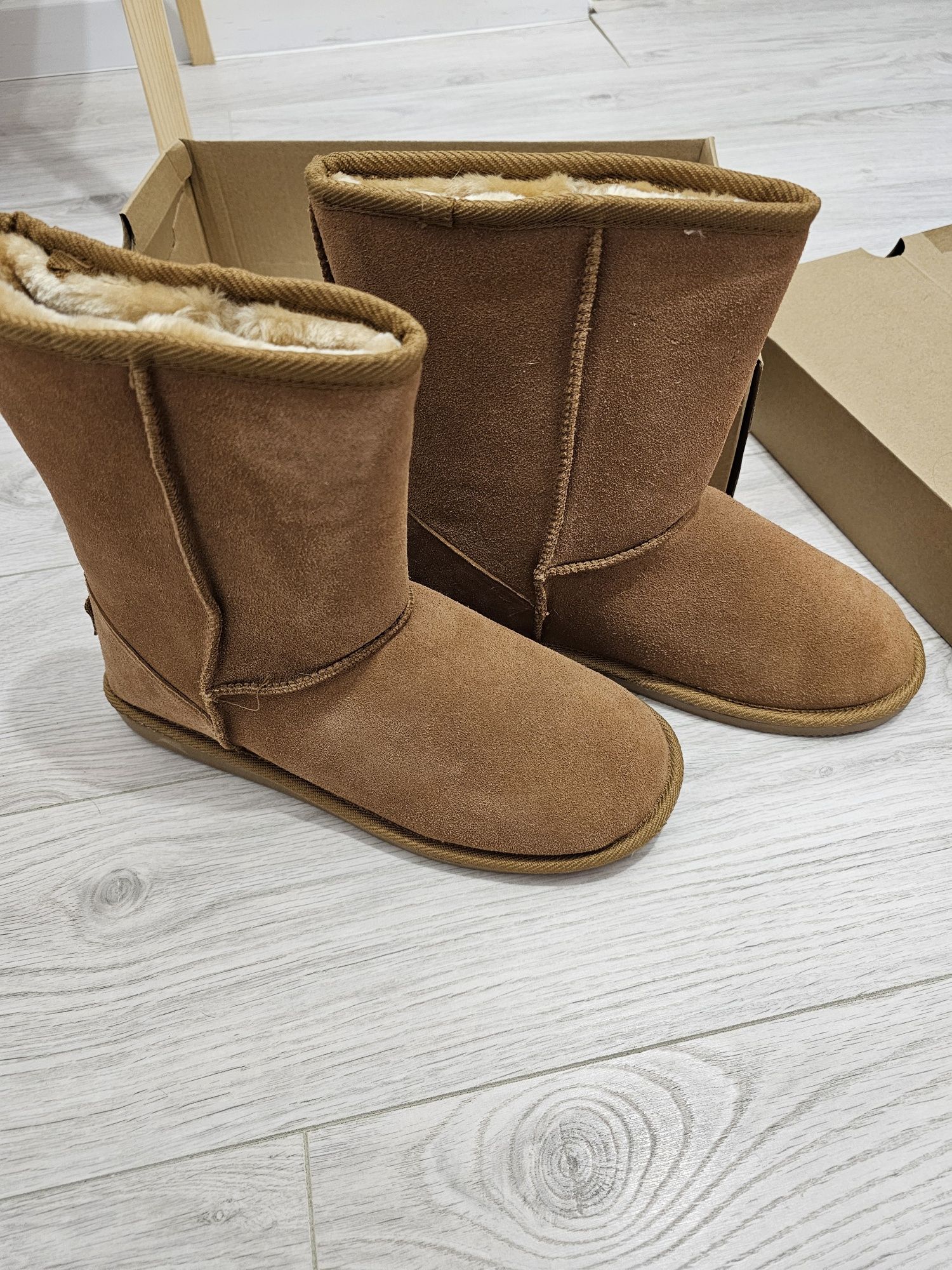 Cizme tip ugg 
Marimea 40
Pret 100lei