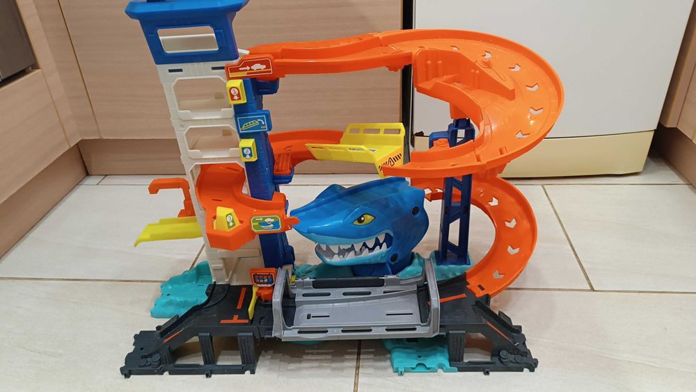 Hot Wheels Паркинг-гараж Акула – City Attacking Shark Escape