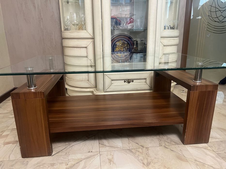 Холна маса със стъклен плот