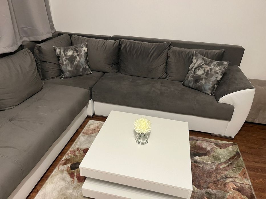 Сив и бял диван с възглавници (гр. Банско)