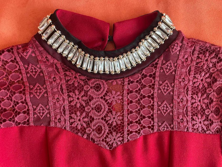 Червена дамска блуза с дантелени ръкави и ефектна яка