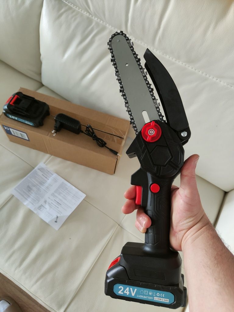 Mini Fierastrau Cu Lant Electric Portabil Cu 2 Acumulatori 24V