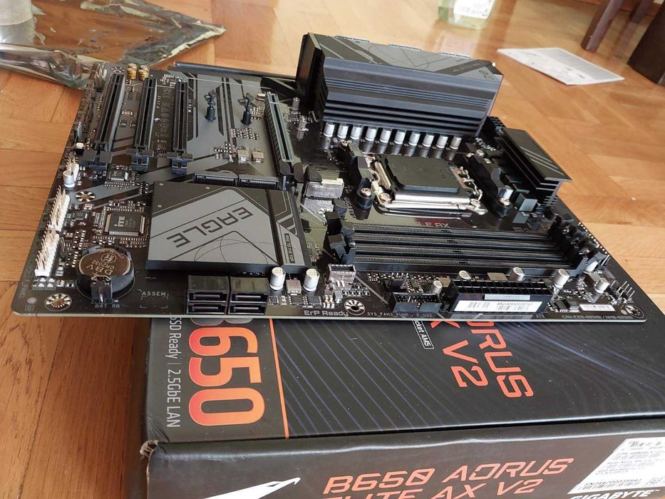 НОВ AMD Ryzen 5 9600X + Gigabyte B650 Eagle AX Wi-Fi