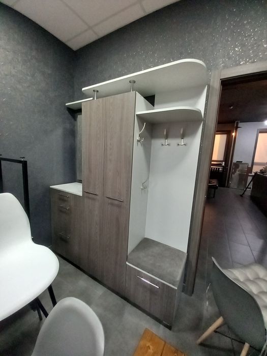 Прихожая  зона новая.