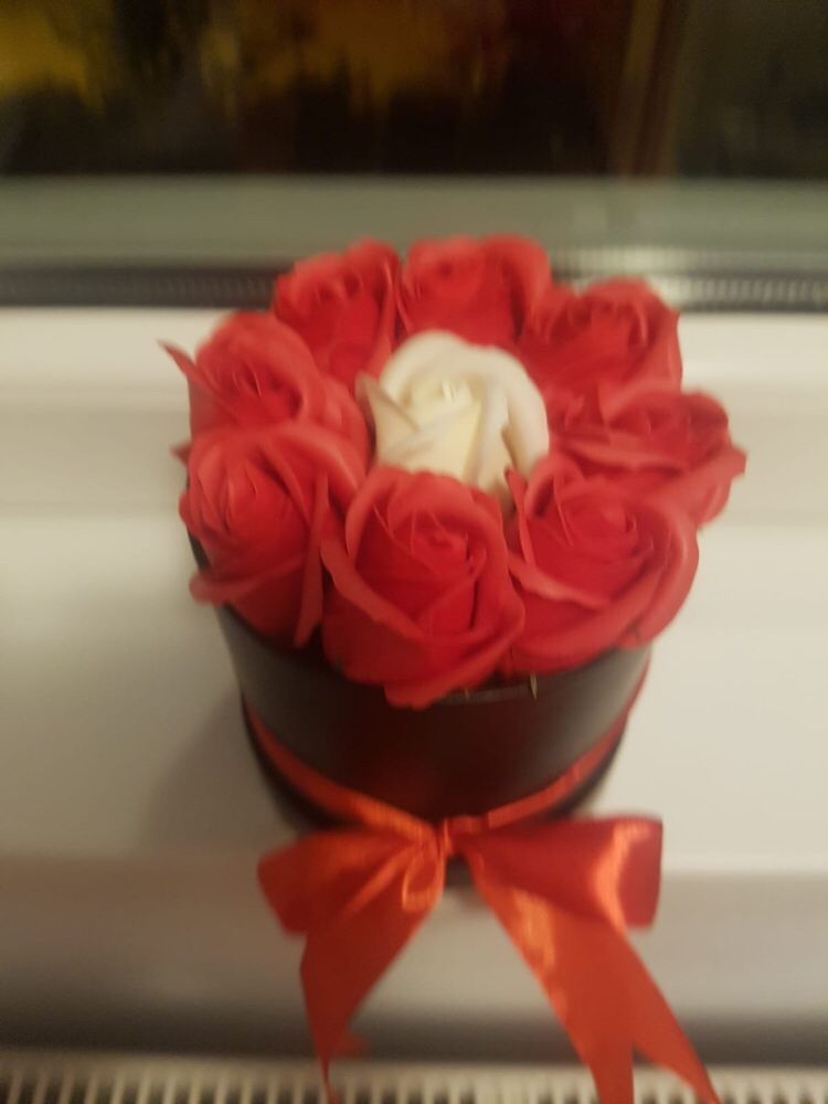 Cutie cu trandafiri din petale de sapun 50 lei