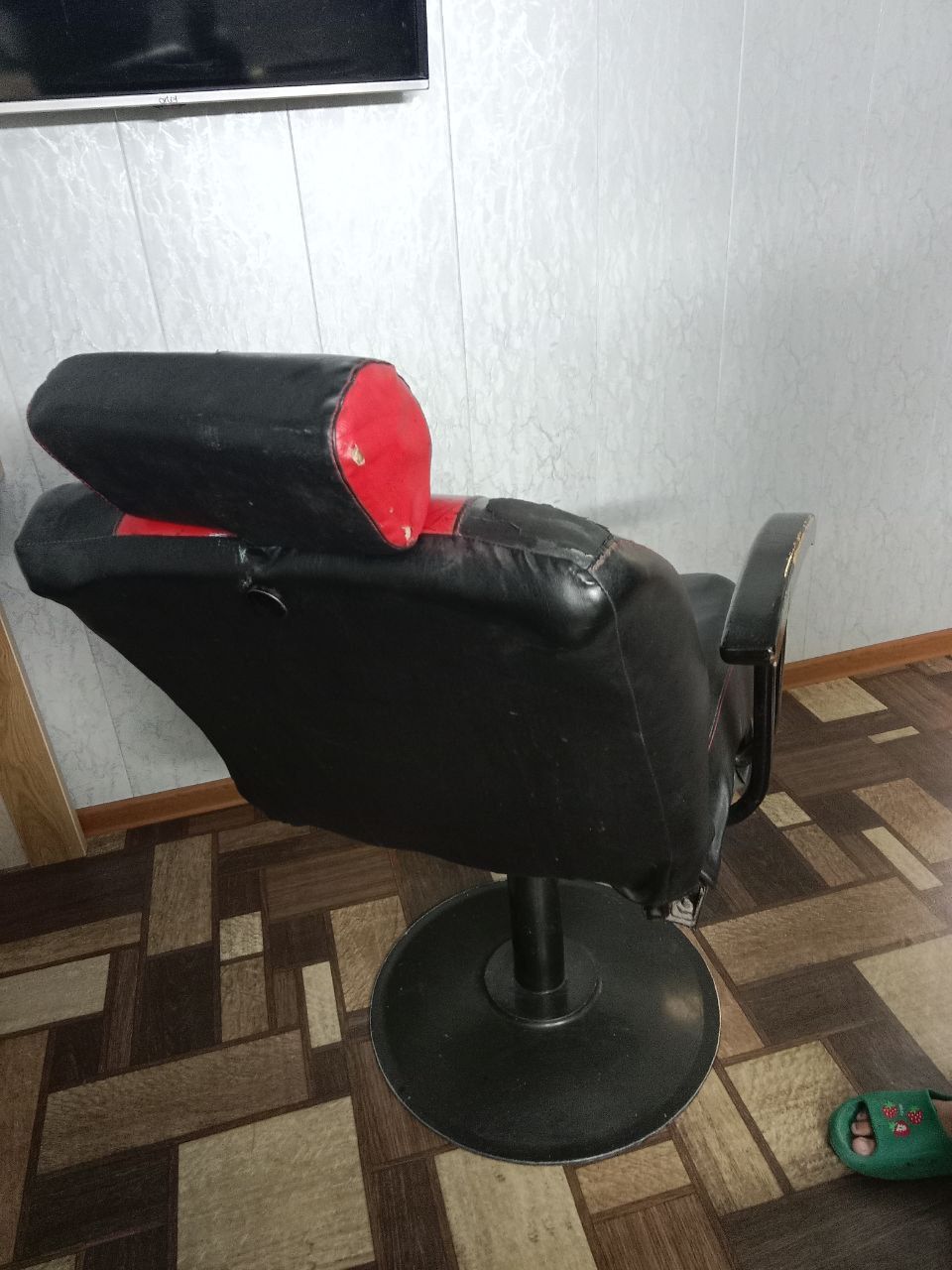 Продаётся кресло для парехмахерской
Sotiladi Kreslo 700 ming kami bor