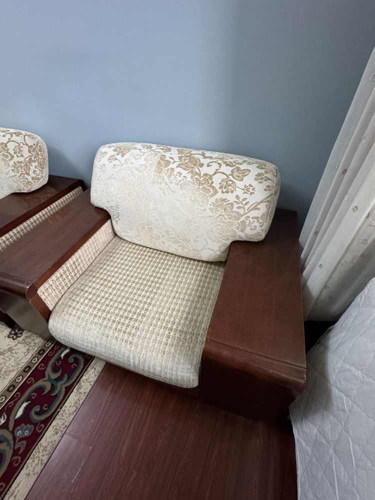 Диван и два кресла из дерева