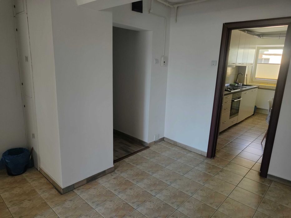 Inchiriez 4 camere in M-uri, Cetate, cu vedere la parc si catedrala