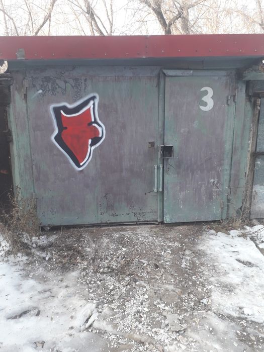 Гараж каменный деревянной крышкой.