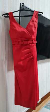 Красное атласное платье по фигуре