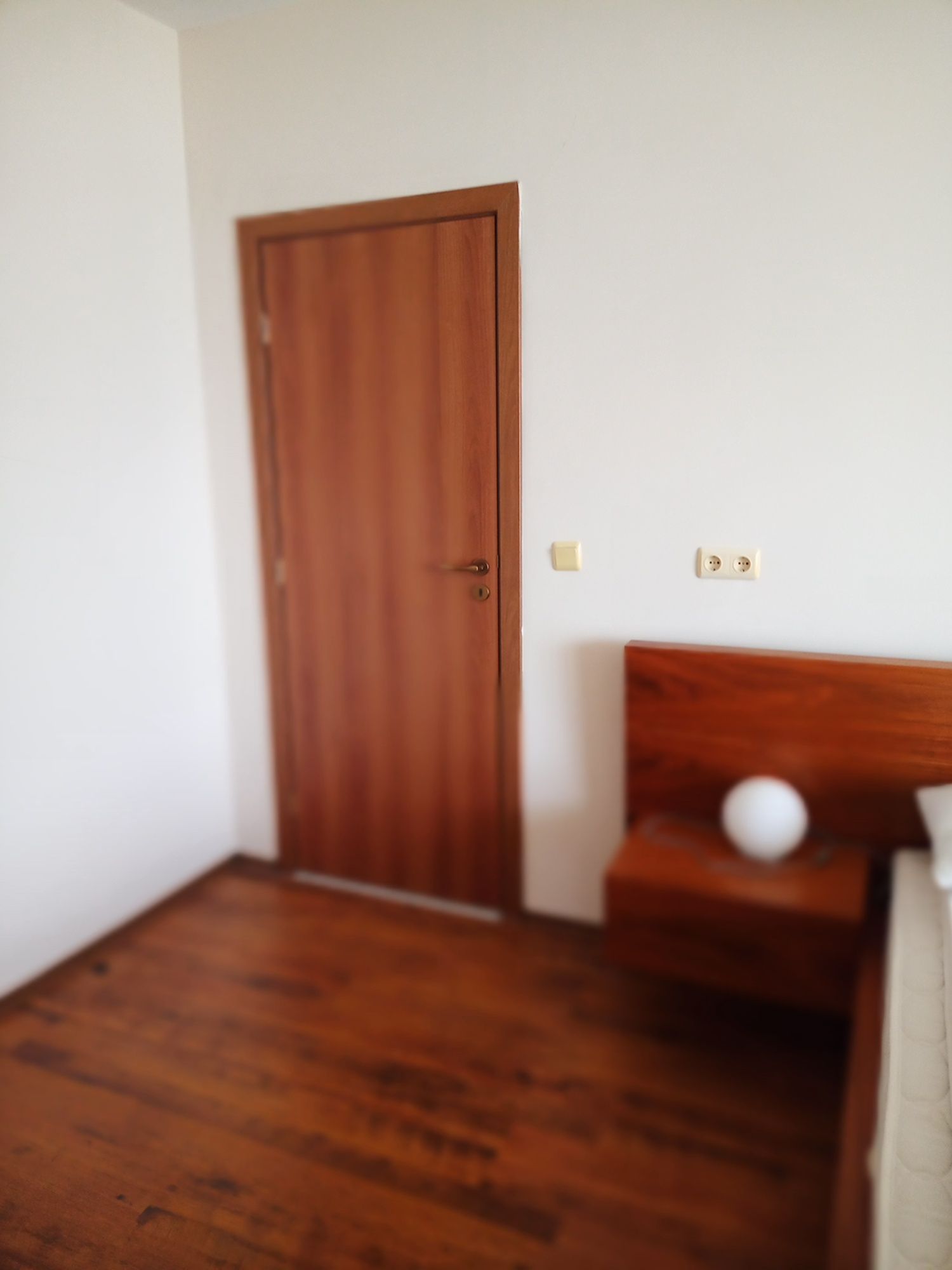 Продавам интериорни врати  с первази, панти и дръжки. 

1) разме
