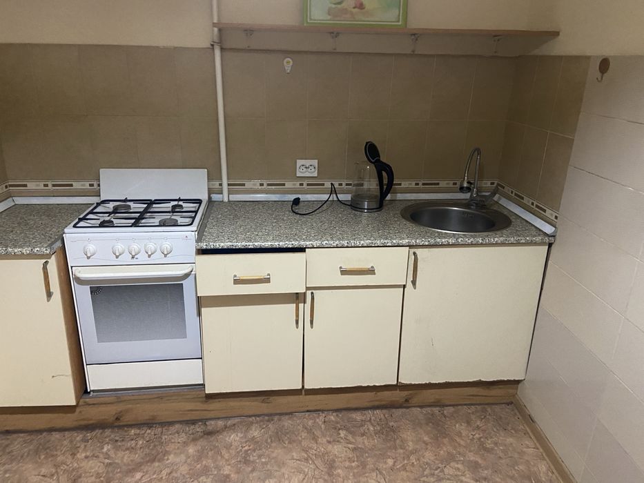 Кухонные шкафы, двери и встроенный шкаф.