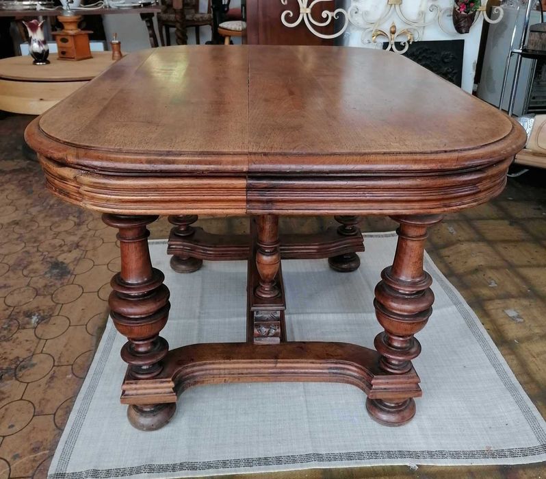 Масивна маса с дърворезба