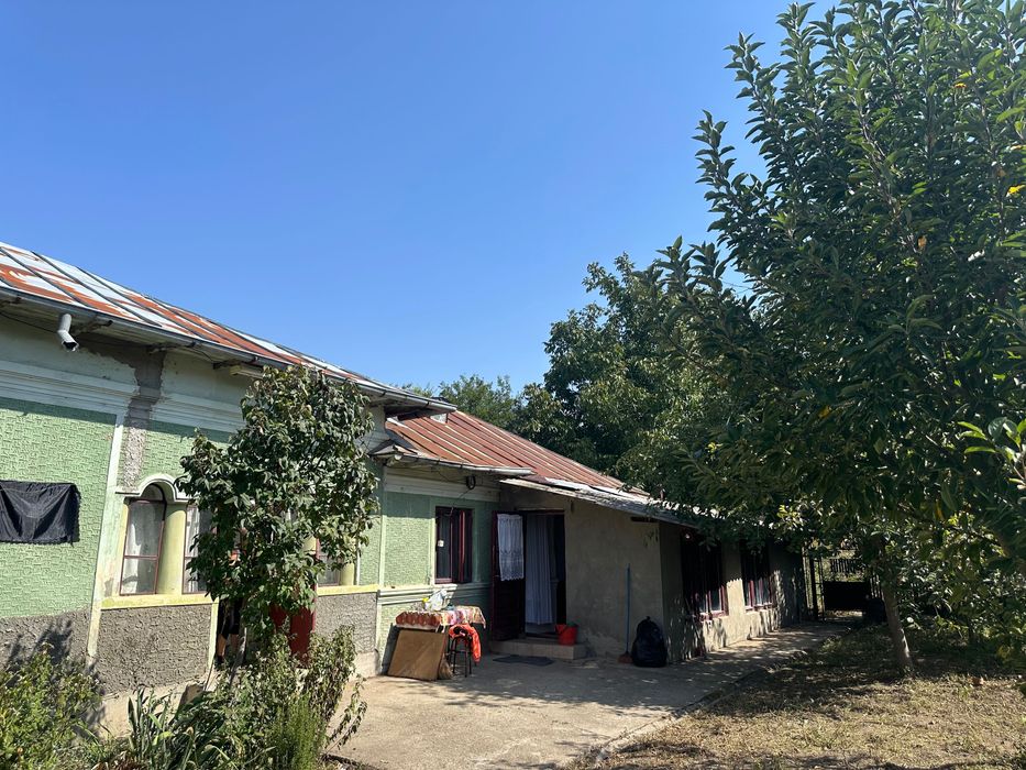 Casa din cărămidă acoperită cu tablă