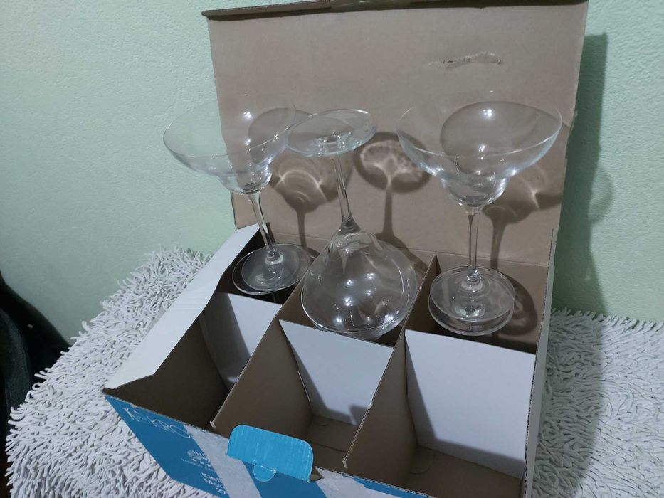 Продается набор новых (6шт)  бокалов для коктейлей (Бокал-Мартини.)