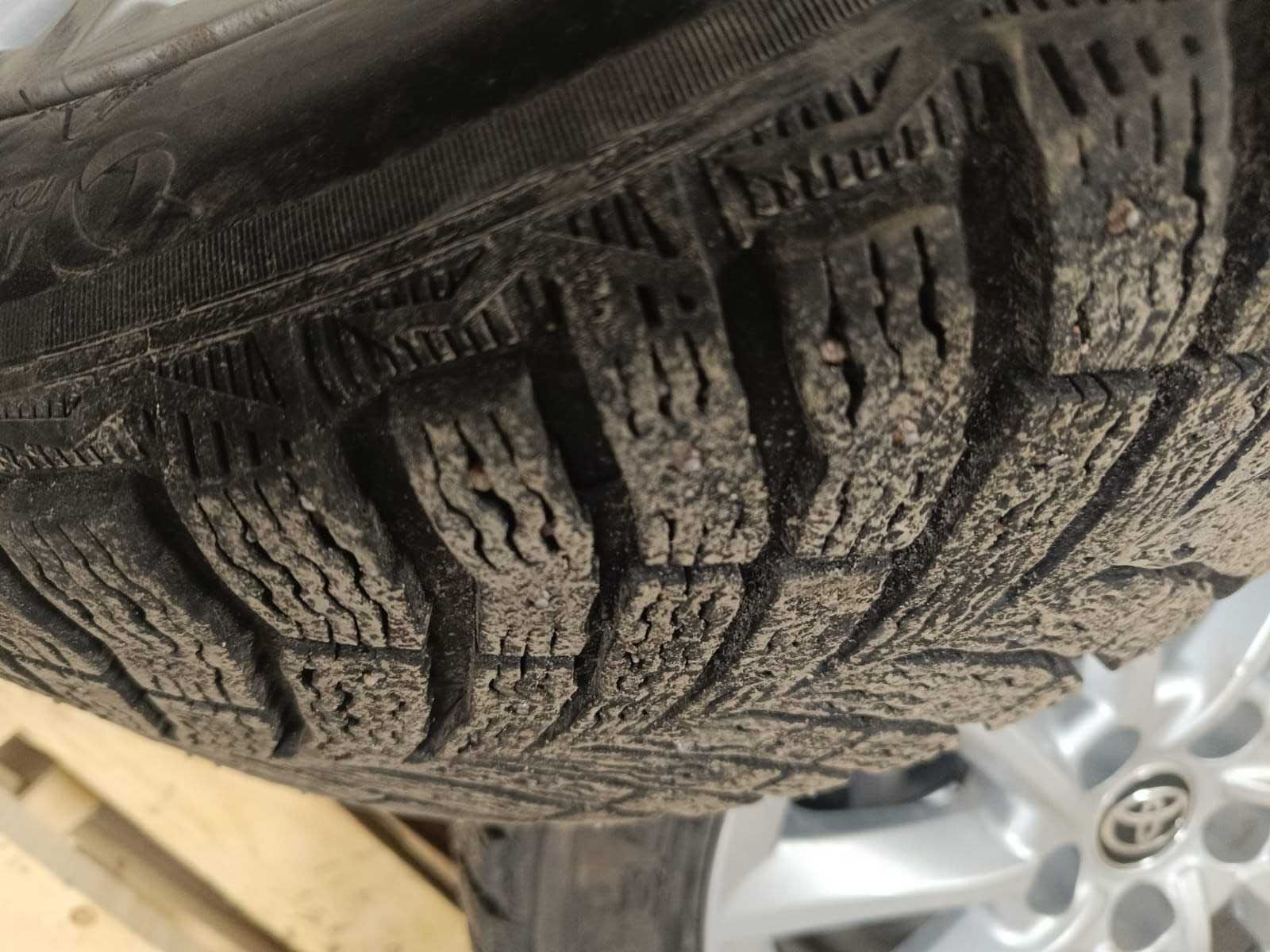 Комплект оригинальных 4 резины 215-55-R17 и диски на камри 70 75 80