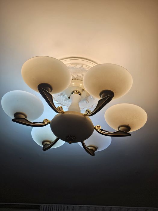 Продаётся люстра в хорошем состоянии. Абсолютно все работает.