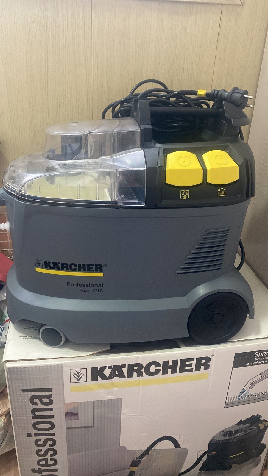 Продам профессиональное моющий пылесос KARCHER PUZZI  8/1