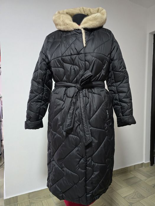 Geaca lunga, guler somptuos din blana , cordon propriu