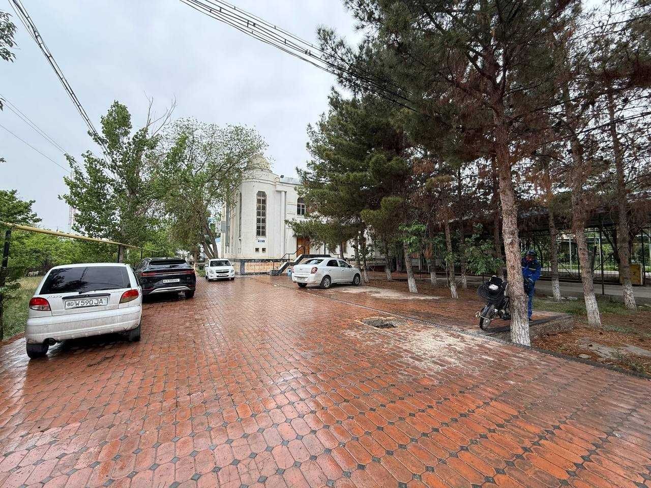 Tayyor mehmonxona ichidagi barcha jihozlari bilan birga sotiladi.