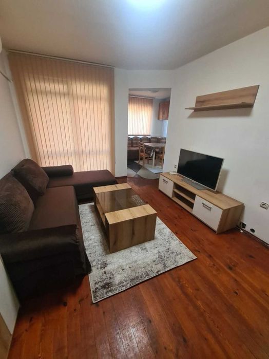 Тристаен апартамент във Въстанически