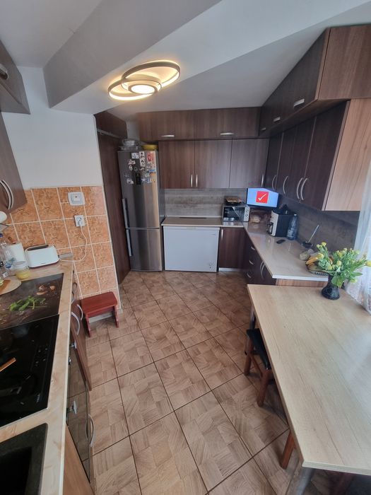Vând apartament RL cu 4 camere în Nufărul 
Este alcătuit din.
4 camere