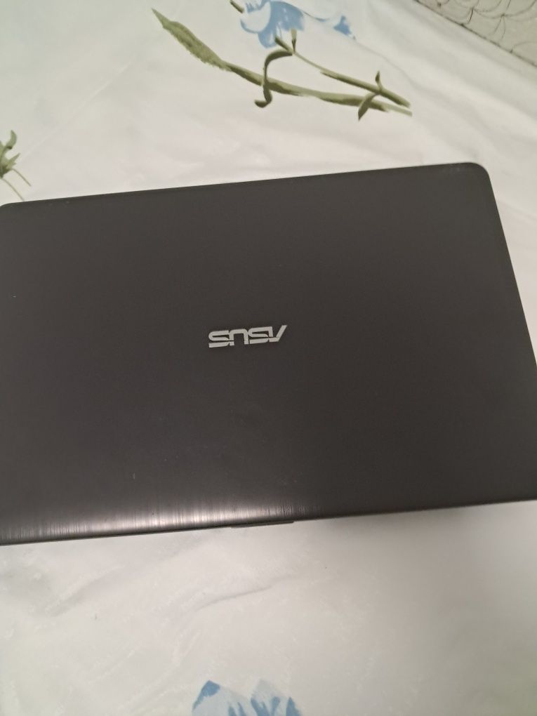 Vând laptop asus