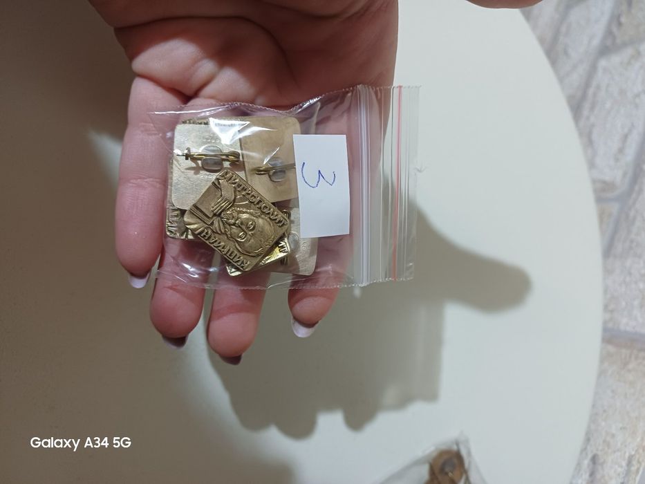 Значки различни по 3лв за брой