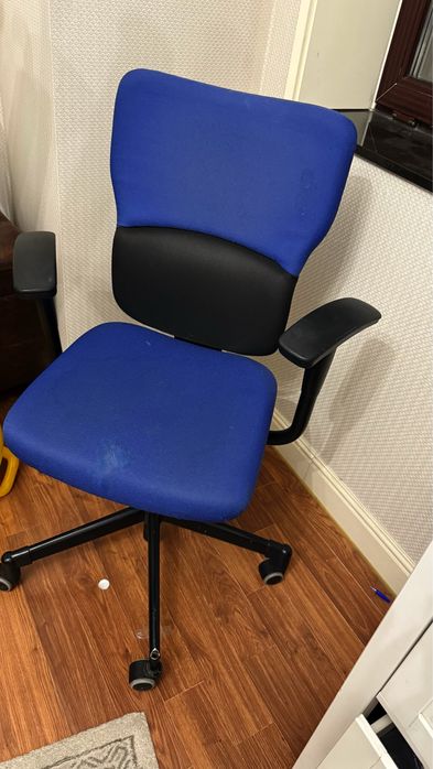 Офисное кресло крутится