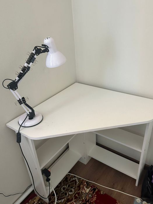 Письменный стол в хорошем состоянии