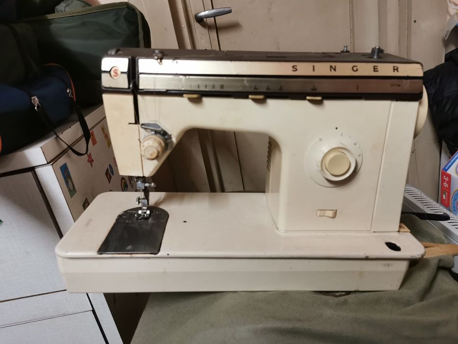 Vând Mașină de cusut Singer