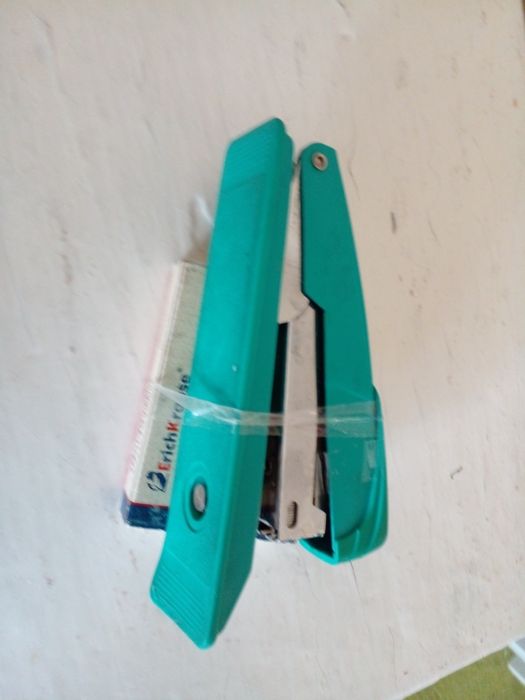 Степлер  + скобы.  Степлер. Дырокол