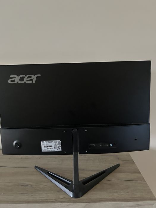 Геймърски монитор Acer с кабел