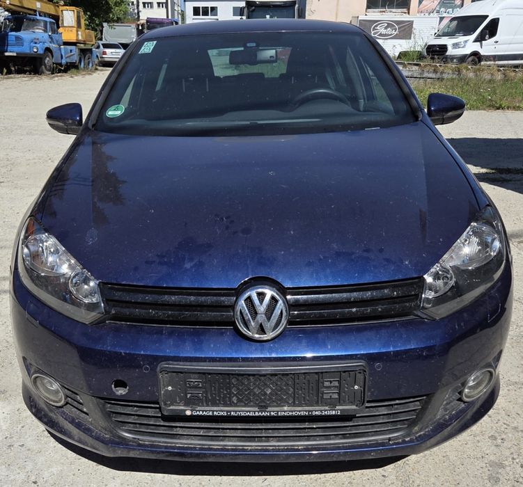Grila centrala dintre faruri Golf 6 Rline