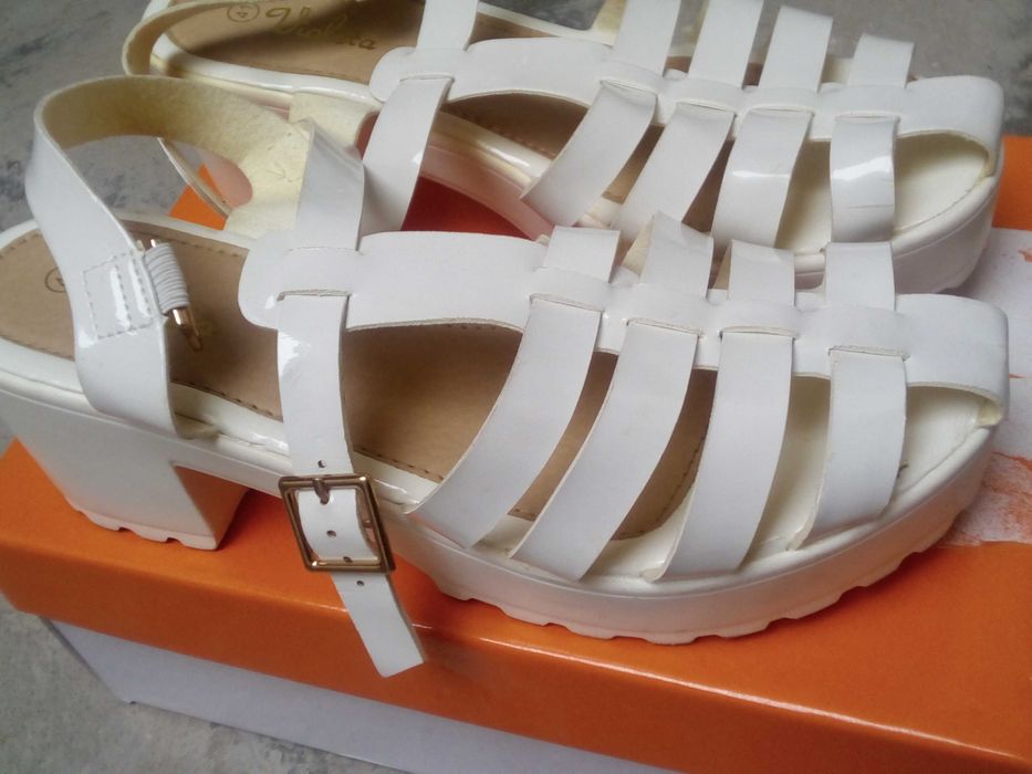 Sandale cu toc gros platforma