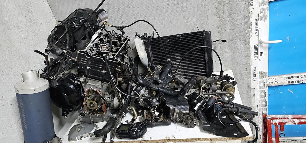 Dezmembrez yamaha r1 rn04