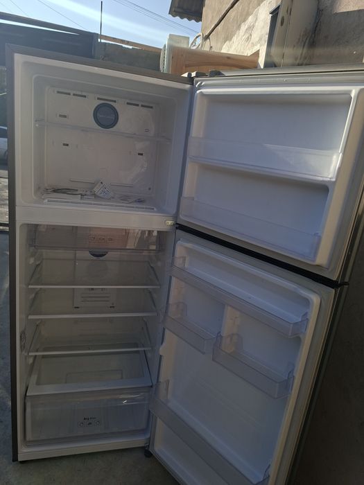 Срочно продам холодильник Samsung 3 года гарантия есть