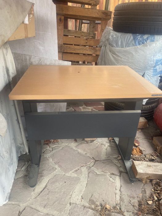 Бюро за стая чисто ново