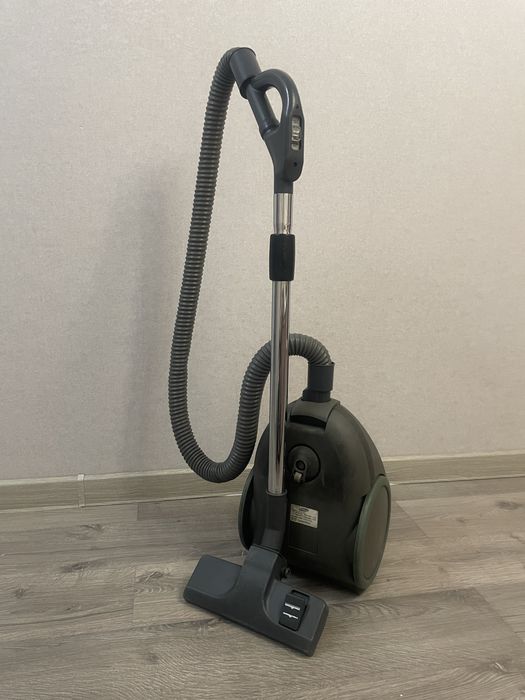 Пылесос Б/У. В отличном рабочем состоянии.