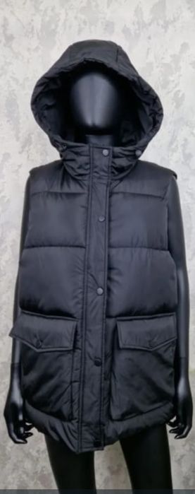 Продаю новую жилетку тёплую с капюшоном