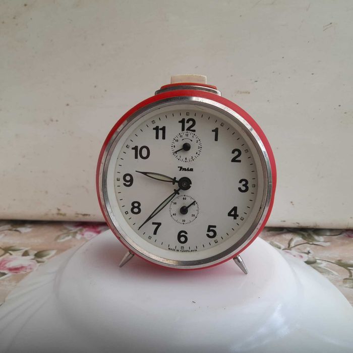 Ceas desteptator de masa-mecanic , JNSA .Fabricat in Yugoslavia .