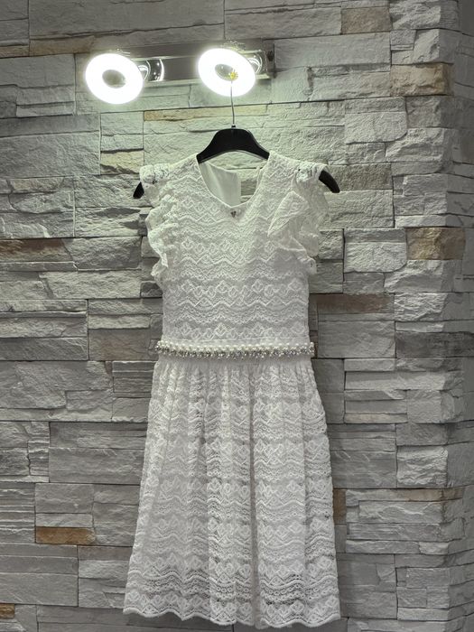 красива дантелена рокля с камъчета на кръста от Guess