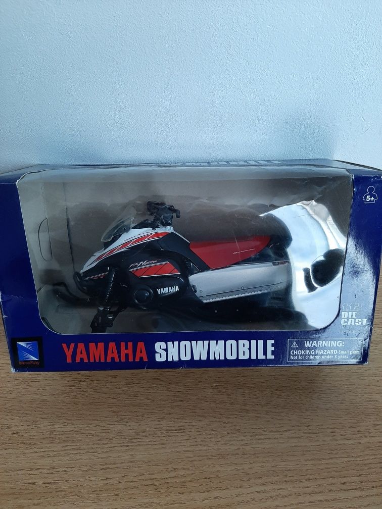 Macheta jucărie snowmobile Yamaha scara 1:12