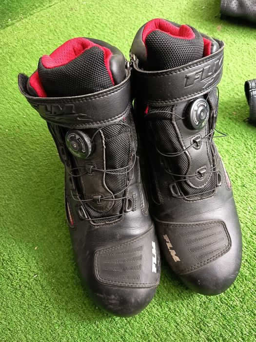 Echipament moto.Casca+intercom,costum din 2 piese+geanta picior cizme