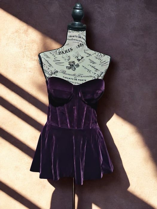 Bustiera catifea mov