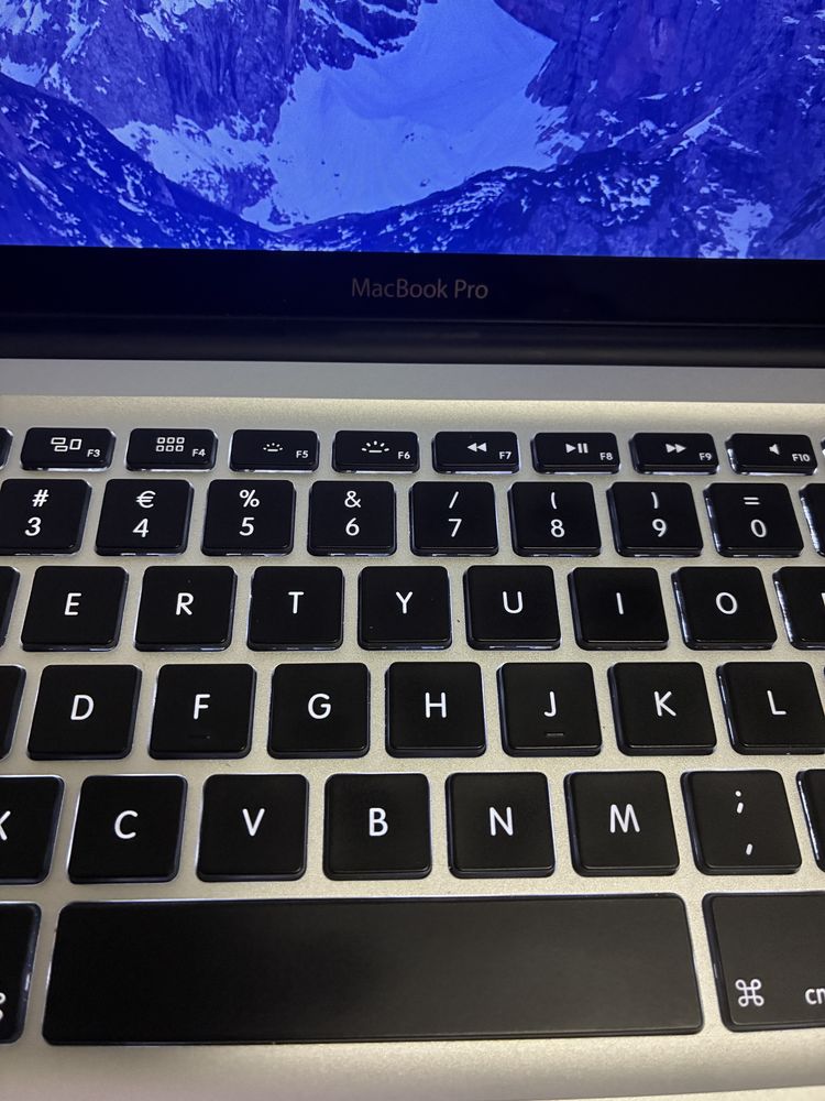 Apple MacBook Pro, intel i7, Samsung evo SSD, 8GB Ram